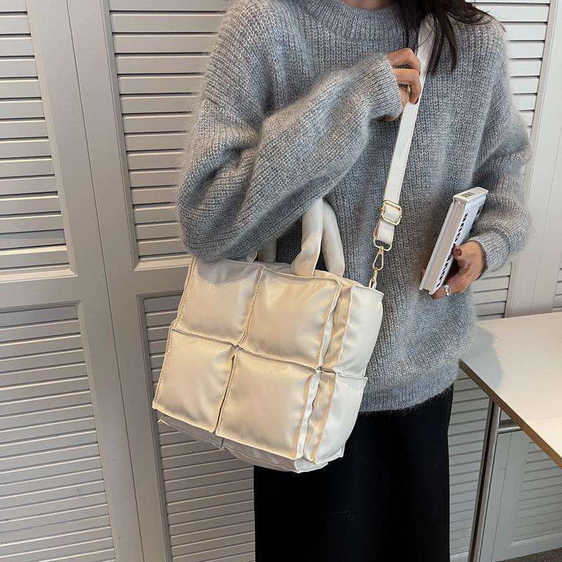 Winter Gepolsterte Streifen Gesteppte Handtaschen Kleiner Puffer Soft Space Damen Quilt Vintage One-Shoulder-Einkaufstasche mit großem Fassungsvermögen