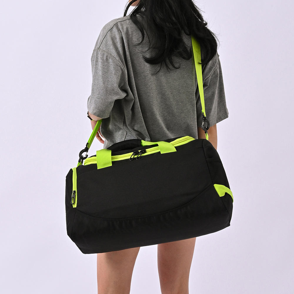 Maßgeschneiderter schwarzer Sport-Sport-Seesack für Männer und Frauen. Große Wochenend-Reisetasche mit Schuhfach und Nasstasche