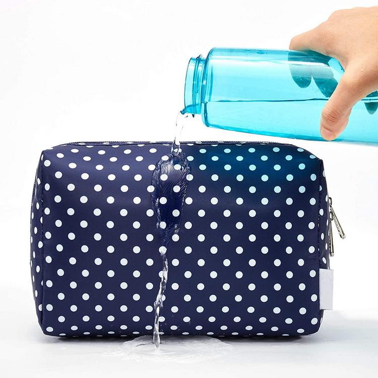 Maßgeschneiderte Polyester-Kosmetiktasche mit Punktdruck im Großhandel für wasserdichte Reise-Toilettenartikel. Große Make-up-Tasche für Make-up-Tools